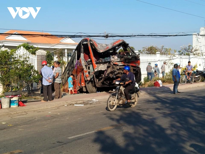 &Ocirc; t&ocirc; kh&aacute;ch t&ocirc;ng v&agrave;o trụ điện l&agrave;m 2 người thương vong ở Tiền Giang - Ảnh 3.