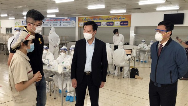 Cận cảnh lấy mẫu x&eacute;t nghiệm h&agrave;ng ngh&igrave;n c&ocirc;ng nh&acirc;n Hải Dương sau Tết - Ảnh 9.