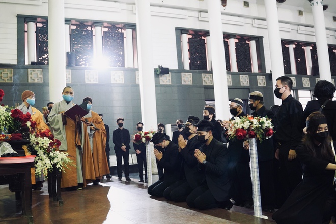 Tang lễ cố NSND Hoàng Dũng: NS Xuân Bắc - Huỳnh Anh cùng dàn nghệ sĩ đến tiễn biệt, linh cữu được đưa đi an táng - Ảnh 21. Tang lễ cố NSND Hoàng Dũng: NS Xuân Bắc - Huỳnh Anh cùng dàn nghệ sĩ đến tiễn biệt, linh cữu được đưa đi an táng - Ảnh 21.