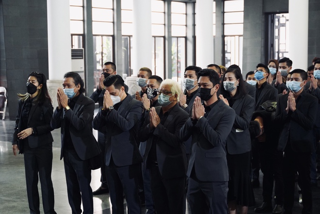 Tang lễ cố NSND Hoàng Dũng: NS Xuân Bắc - Huỳnh Anh cùng dàn nghệ sĩ đến tiễn biệt, linh cữu được đưa đi an táng - Ảnh 14. Tang lễ cố NSND Hoàng Dũng: NS Xuân Bắc - Huỳnh Anh cùng dàn nghệ sĩ đến tiễn biệt, linh cữu được đưa đi an táng - Ảnh 14.