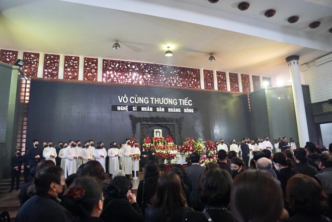 Tang lễ cố NSND Hoàng Dũng: NS Xuân Bắc - Huỳnh Anh cùng dàn nghệ sĩ đến tiễn biệt, linh cữu được đưa đi an táng - Ảnh 23. Tang lễ cố NSND Hoàng Dũng: NS Xuân Bắc - Huỳnh Anh cùng dàn nghệ sĩ đến tiễn biệt, linh cữu được đưa đi an táng - Ảnh 23.