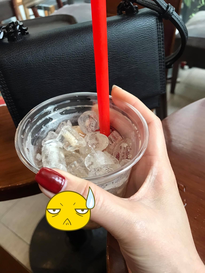 C&ocirc; g&aacute;i kh&oacute;c r&ograve;ng khoe ly đ&aacute; trị gi&aacute; 45k được khuyến m&atilde;i th&ecirc;m t&iacute; c&agrave; ph&ecirc;, netizen &agrave;o &agrave;o v&agrave;o khuy&ecirc;n nhủ giải th&iacute;ch nguy&ecirc;n do - Ảnh 2.