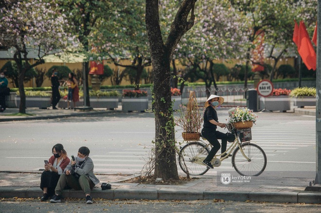 Hà Nội đẹp mê mẩn trong sắc tím hoa ban rợp trời, dân tình rần rần rủ nhau về con đường nổi tiếng chụp ảnh - Ảnh 13.