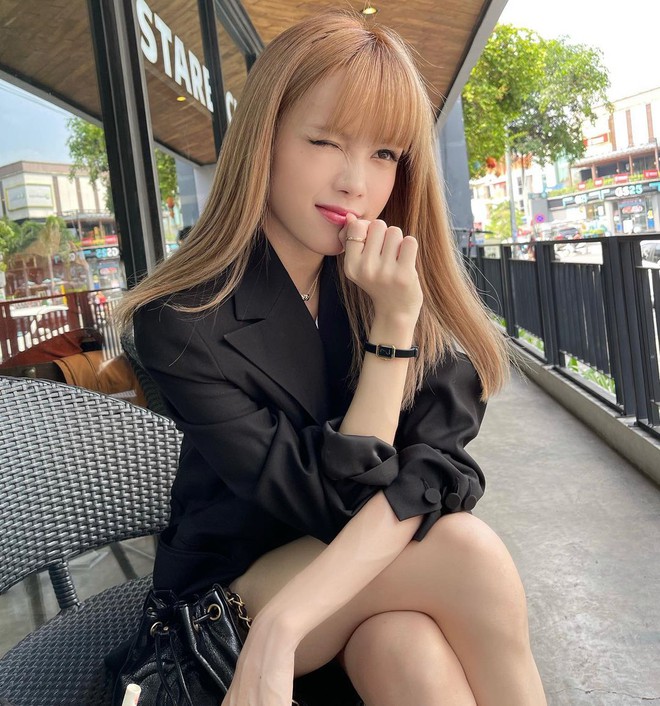 Chán làm &quot;bánh bèo yếu đuối&quot;, Thiều Bảo Trâm lên đồ cực cool, tiện thể khoe luôn chân đẹp cực phẩm rồi đây! - Ảnh 4.