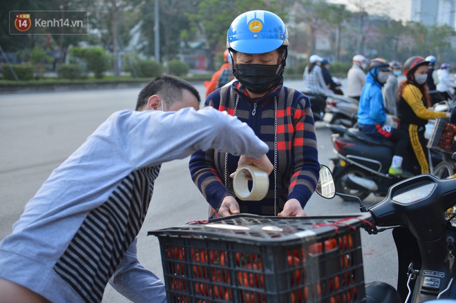 Chuyện người Hà Nội giải cứu hàng chục tấn nông sản: "Hàng bán được, bà con Hải Dương mừng lắm" - Ảnh 8.