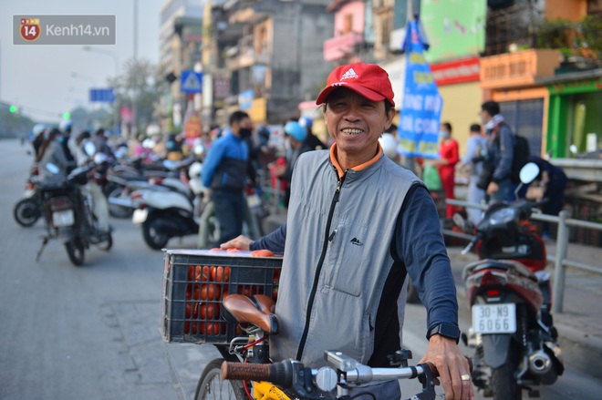 Chuyện người Hà Nội giải cứu hàng chục tấn nông sản: Hàng bán được, bà con Hải Dương mừng lắm - Ảnh 8. Chuyện người Hà Nội giải cứu hàng chục tấn nông sản: Hàng bán được, bà con Hải Dương mừng lắm - Ảnh 8.