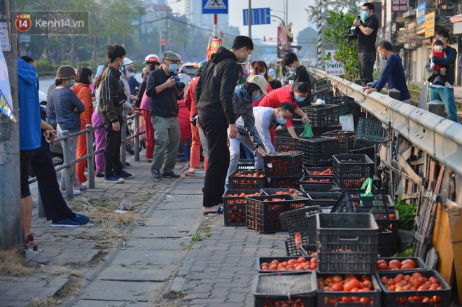 Chuyện người Hà Nội giải cứu hàng chục tấn nông sản: "Hàng bán được, bà con Hải Dương mừng lắm" - Ảnh 5.