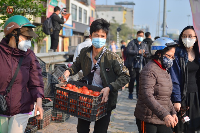 Chuyện người Hà Nội giải cứu hàng chục tấn nông sản: "Hàng bán được, bà con Hải Dương mừng lắm" - Ảnh 8.