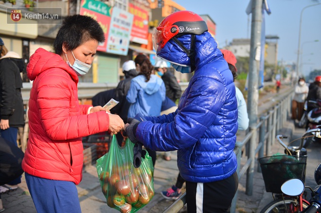 Chuyện người Hà Nội giải cứu hàng chục tấn nông sản: "Hàng bán được, bà con Hải Dương mừng lắm" - Ảnh 5.