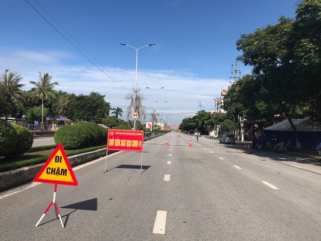 Cấm phương tiện đ&oacute;n, trả kh&aacute;ch tại khu vực c&aacute;ch ly Covid-19 ở Hải Dương - Ảnh 2.