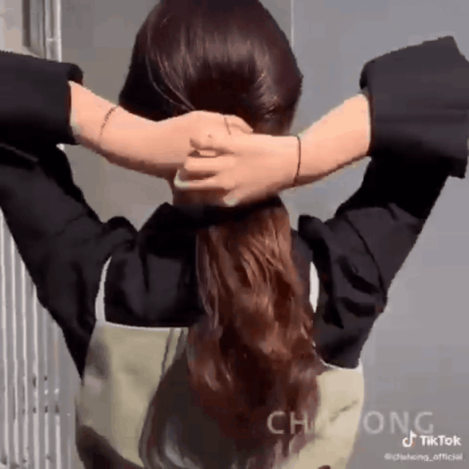 Kiểu tóc búi thấp Hàn Quốc là một trong những kiểu tóc được săn đón nhất hiện nay. Đảm bảo khi bạn làm theo hướng dẫn này bạn sẽ trở thành một cô gái xinh đẹp với mái tóc bóng mượt và đầy quyến rũ.