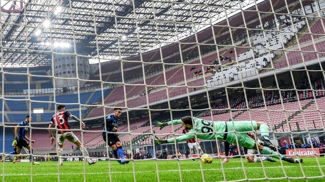 Song sát Lu - La chói sáng, Inter Milan quật ngã AC trong trận cầu 6 điểm tranh chức vô địch - Ảnh 6.