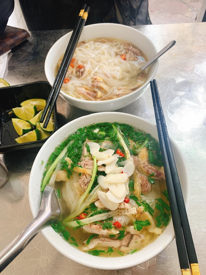 Món phở và bù trừ là những món ăn truyền thống của Việt Nam với hương vị đậm đà và nồng nàn. Chỉ cần nhìn vào hình ảnh liên quan, bạn sẽ thấy món ăn này đủ để kích thích vị giác của mình.