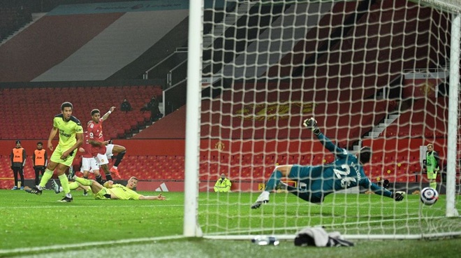 Marcus Rashford tỏa sáng giúp MU hạ Newcastle và nuôi hy vọng bám đuổi Man City - Ảnh 2.