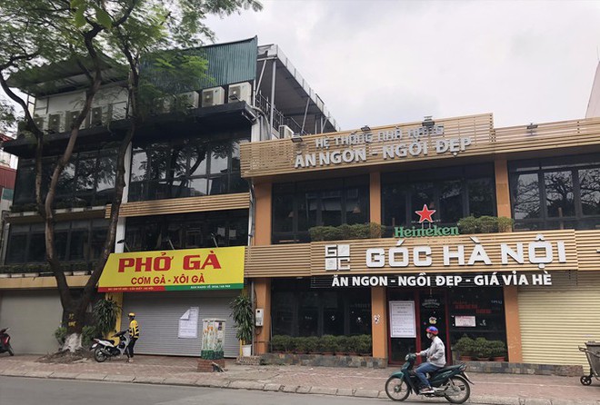 V&igrave; sao kh&ocirc;ng bị cấm nhưng nhiều nh&agrave; h&agrave;ng ở H&agrave; Nội vẫn cửa đ&oacute;ng then c&agrave;i? - Ảnh 1.