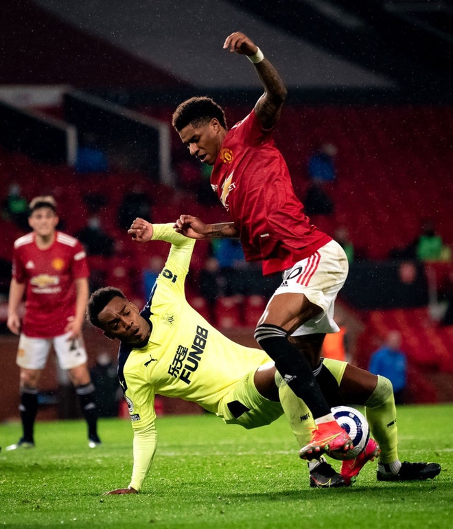 Marcus Rashford tỏa sáng giúp MU hạ Newcastle và nuôi hy vọng bám đuổi Man City - Ảnh 6.