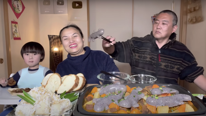 Gia đình Quỳnh Trần JP khiến fan hú hồn vì ăn nguyên đàn thạch sùng khổng lồ, song biểu cảm lầy lội của ông xã cô mới thực sự hài hước - Ảnh 7.
