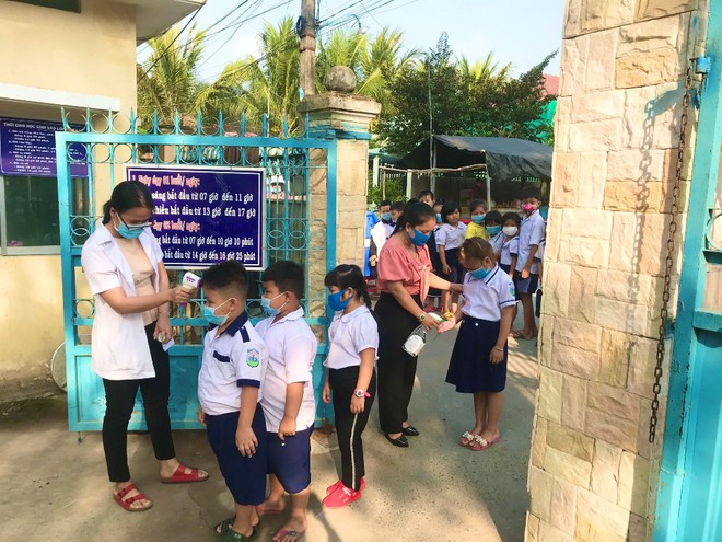 Đồng bằng sông Cửu Long: Siết chặt phòng dịch ngày đầu tiên trở lại trường - Ảnh 9.