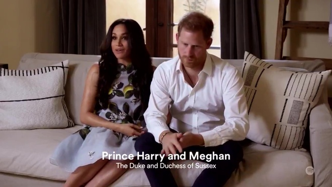 Hình ảnh mới nhất của vợ chồng Meghan Markle xuất hiện giữa lùm xùm bị Nữ hoàng Anh lấy lại tất cả, Harry thu hút chú ý với biểu cảm khác lạ - Ảnh 3. Hình ảnh mới nhất của vợ chồng Meghan Markle xuất hiện giữa lùm xùm bị Nữ hoàng Anh lấy lại tất cả, Harry thu hút chú ý với biểu cảm khác lạ - Ảnh 3.