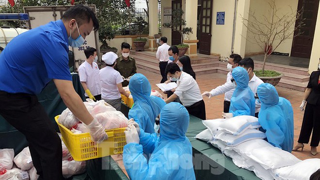 TP. Hải Phòng tiếp tế gần 8 tấn gạo, thịt cho người dân khu phong tỏa - Ảnh 1.