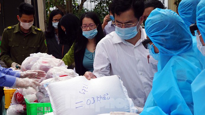 TP. Hải Phòng tiếp tế gần 8 tấn gạo, thịt cho người dân khu phong tỏa - Ảnh 4.