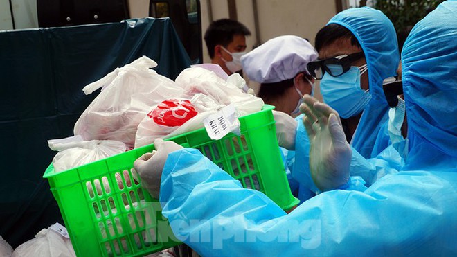 TP. Hải Phòng tiếp tế gần 8 tấn gạo, thịt cho người dân khu phong tỏa - Ảnh 8.