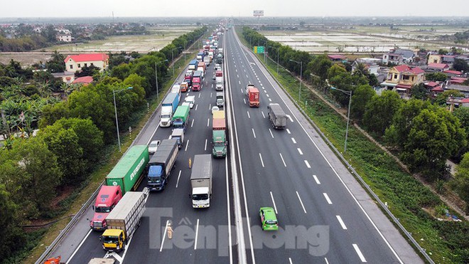 Xe tải, container nối đu&ocirc;i h&agrave;ng km tr&ecirc;n cao tốc H&agrave; Nội - Hải Ph&ograve;ng chờ khai b&aacute;o y tế - Ảnh 2.