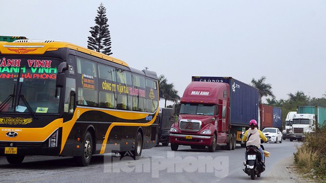Xe tải, container nối đu&ocirc;i h&agrave;ng km tr&ecirc;n cao tốc H&agrave; Nội - Hải Ph&ograve;ng chờ khai b&aacute;o y tế - Ảnh 11.