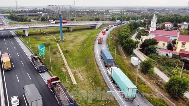 Xe tải, container nối đu&ocirc;i h&agrave;ng km tr&ecirc;n cao tốc H&agrave; Nội - Hải Ph&ograve;ng chờ khai b&aacute;o y tế - Ảnh 4.