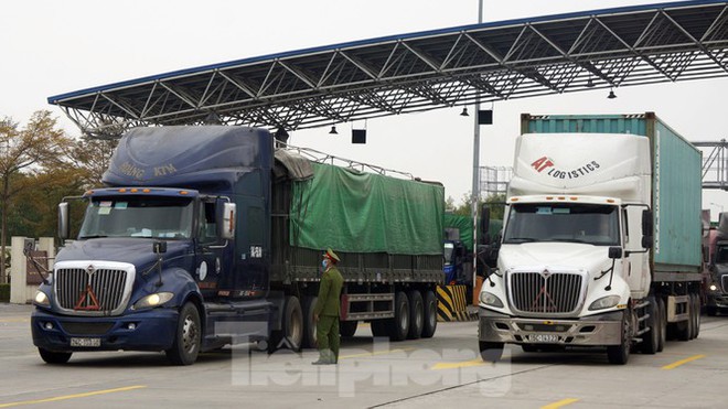 Xe tải, container nối đu&ocirc;i h&agrave;ng km tr&ecirc;n cao tốc H&agrave; Nội - Hải Ph&ograve;ng chờ khai b&aacute;o y tế - Ảnh 6.
