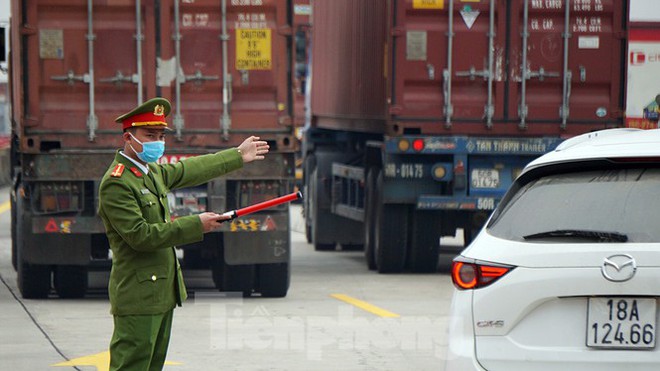 Xe tải, container nối đu&ocirc;i h&agrave;ng km tr&ecirc;n cao tốc H&agrave; Nội - Hải Ph&ograve;ng chờ khai b&aacute;o y tế - Ảnh 7.
