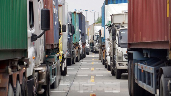 Xe tải, container nối đu&ocirc;i h&agrave;ng km tr&ecirc;n cao tốc H&agrave; Nội - Hải Ph&ograve;ng chờ khai b&aacute;o y tế - Ảnh 8.