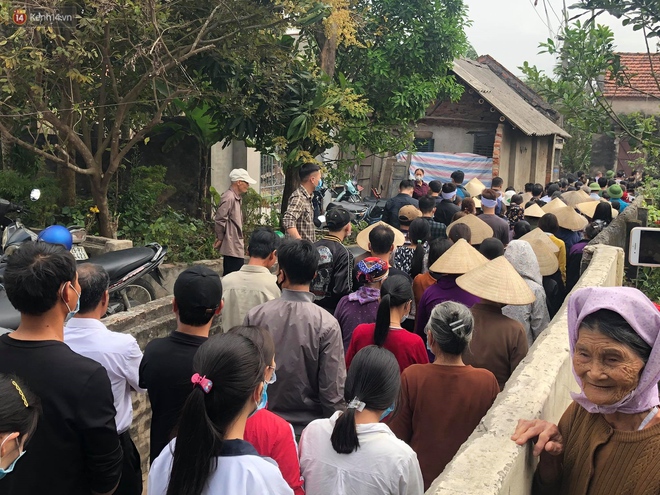 Quặn lòng đám tang của nữ sinh lớp 10 bị bạn trai bóp cổ đến chết, người thân ngã quỵ trên đường đưa tiễn - Ảnh 1. Quặn lòng đám tang của nữ sinh lớp 10 bị bạn trai bóp cổ đến chết, người thân ngã quỵ trên đường đưa tiễn - Ảnh 1.