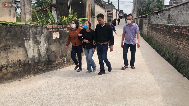 Quặn lòng đám tang của nữ sinh lớp 10 bị bạn trai bóp cổ đến chết, người thân ngã quỵ trên đường đưa tiễn - Ảnh 4. Quặn lòng đám tang của nữ sinh lớp 10 bị bạn trai bóp cổ đến chết, người thân ngã quỵ trên đường đưa tiễn - Ảnh 4.