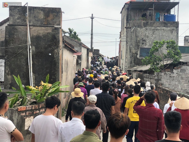 Quặn lòng đám tang của nữ sinh lớp 10 bị bạn trai bóp cổ đến chết, người thân ngã quỵ trên đường đưa tiễn - Ảnh 7. Quặn lòng đám tang của nữ sinh lớp 10 bị bạn trai bóp cổ đến chết, người thân ngã quỵ trên đường đưa tiễn - Ảnh 7.