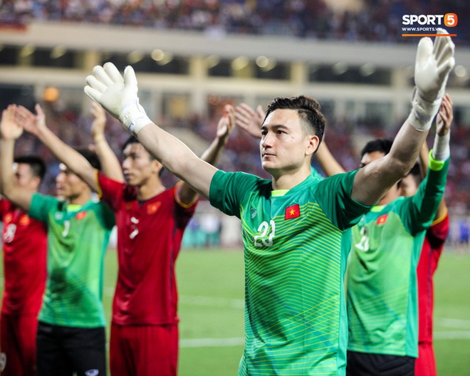 Văn Lâm khiến HLV Park Hang-seo đau đầu trước vòng loại World Cup 2022 - Ảnh 1.