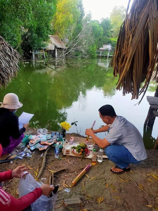 Đồng Nai: Đau lòng bé trai 8 tuổi tử vong vì rớt xuống ao nước ở quán ăn - Ảnh 1.