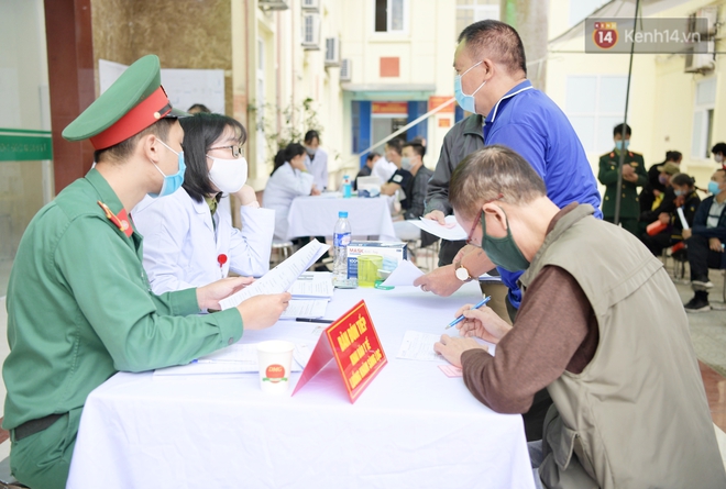 Sự xuất hiện bất ngờ của PTT Vũ Đức Đam và “cú chạm tay” đầy khích lệ với tình nguyện viên thử nghiệm vaccine Việt Nam - Ảnh 6.