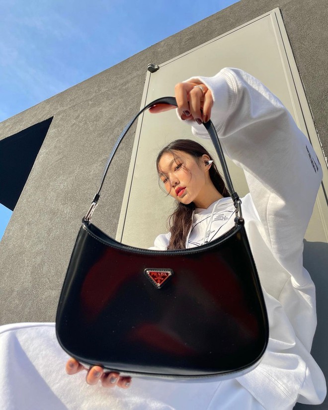 Hậu "lời nguyền đại sứ", Prada vẫn hot ầm ầm nhờ chiếc túi lấy lòng mỹ nhân khắp nơi, sao nữ Việt dùng cũng siêu nhiều - Ảnh 3.