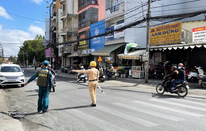 Đà Lạt: Phạt nặng hàng trăm du khách, người địa phương không đeo khẩu trang - Ảnh 1.