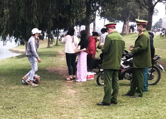 Đà Lạt: Phạt nặng hàng trăm du khách, người địa phương không đeo khẩu trang - Ảnh 3.