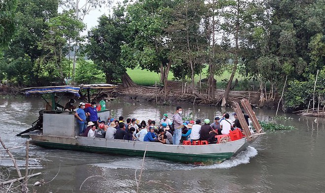 Công an nổ súng phá sới bạc, nhiều người băng đồng, nhảy sông bỏ trốn - Ảnh 3.