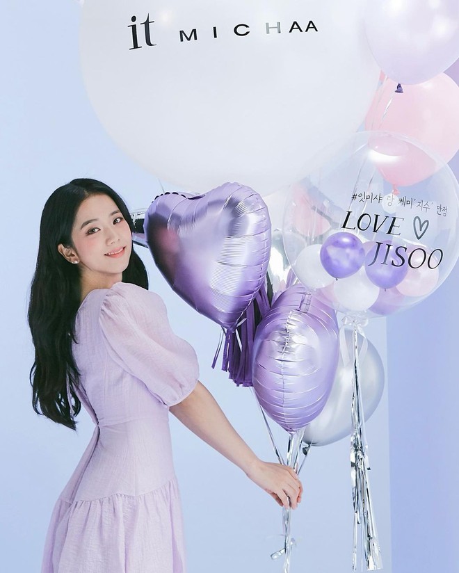 Jisoo lại đổi style diện váy, chuyển hẳn sang hệ tiểu thư nhà giàu chứ không còn xì tin như trước kia nữa - Ảnh 4.