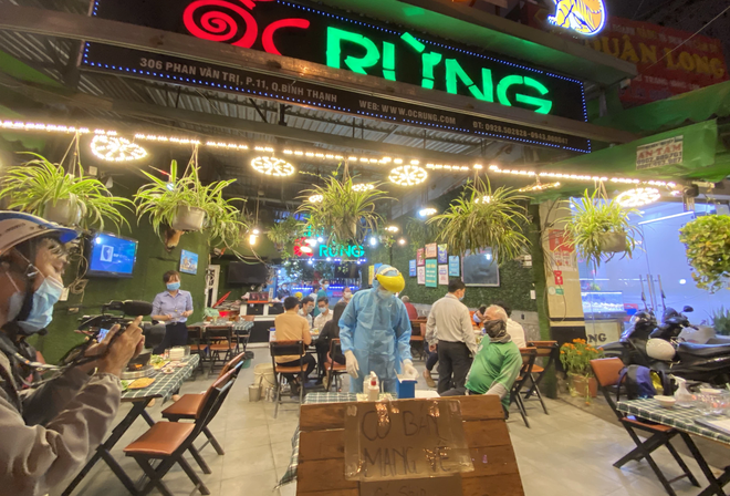 TP.HCM: Hơn 17.000 người trong cộng đồng được lấy mẫu xét nghiệm ngẫu nhiên - Ảnh 1. TP.HCM: Hơn 17.000 người trong cộng đồng được lấy mẫu xét nghiệm ngẫu nhiên - Ảnh 1.