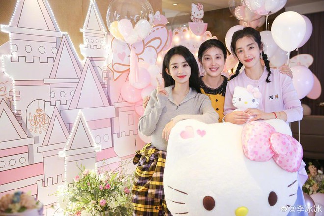 Triệu Lệ Dĩnh lộ diện sau tin đồn ly h&ocirc;n, nhan sắc l&ecirc;n hương nhưng vẫn bị đ&agrave;n chị L&yacute; Băng Băng &ldquo;chặt đẹp&rdquo; - Ảnh 4.