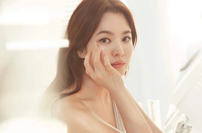 Nhìn Song Hye Kyo makeup nhạt đã quen, nhưng nhìn cô biến hình makeup đậm qua ảnh của fan thì bạn sẽ ngỡ ngàng - Ảnh 1.