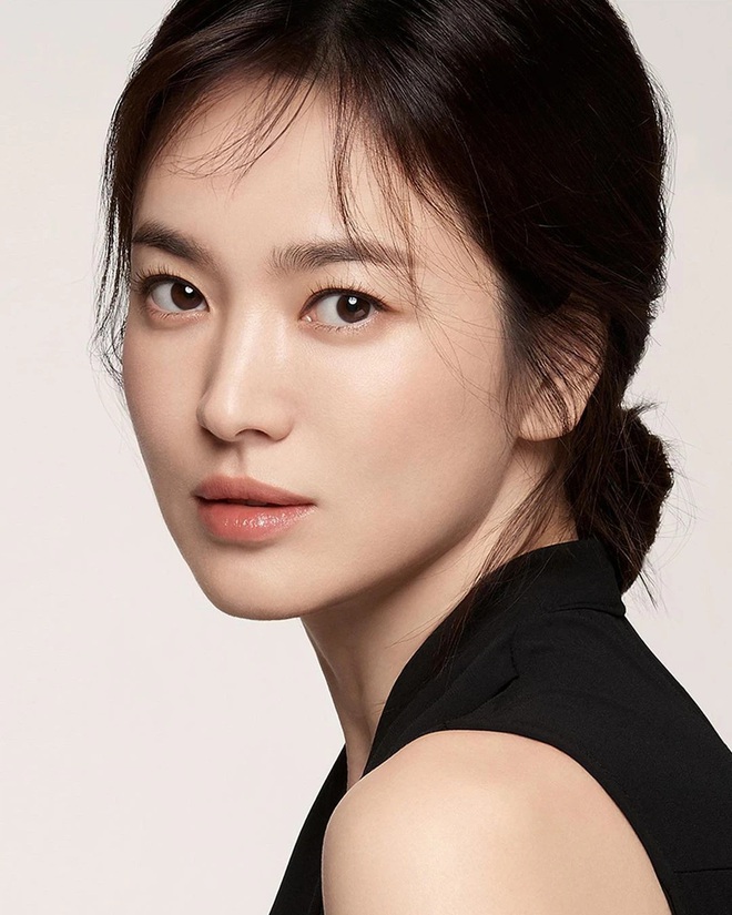 Nhìn Song Hye Kyo makeup nhạt đã quen, nhưng nhìn cô biến hình makeup đậm qua ảnh của fan thì bạn sẽ ngỡ ngàng - Ảnh 2.