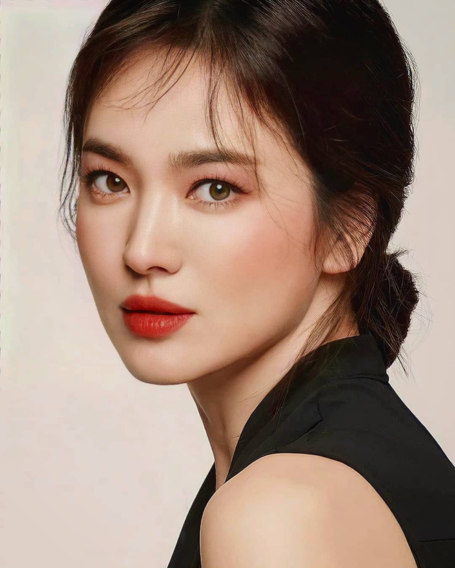Nhìn Song Hye Kyo makeup nhạt đã quen, nhưng nhìn cô biến hình makeup đậm qua ảnh của fan thì bạn sẽ ngỡ ngàng - Ảnh 5.