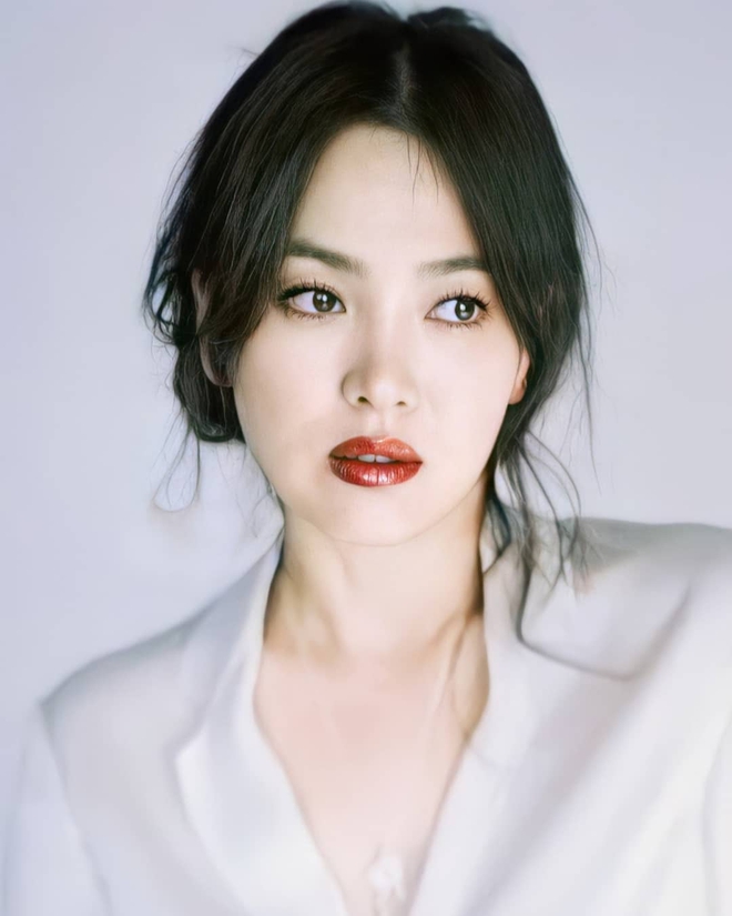 Nhìn Song Hye Kyo makeup nhạt đã quen, nhưng nhìn cô biến hình makeup đậm qua ảnh của fan thì bạn sẽ ngỡ ngàng - Ảnh 7.