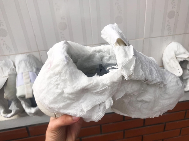 Bí kíp làm sạch giày trắng, bóng bẩy y như lúc đầu từ anh chàng mê sneaker, mau triển theo để có giày đẹp chơi Tết - Ảnh 3.